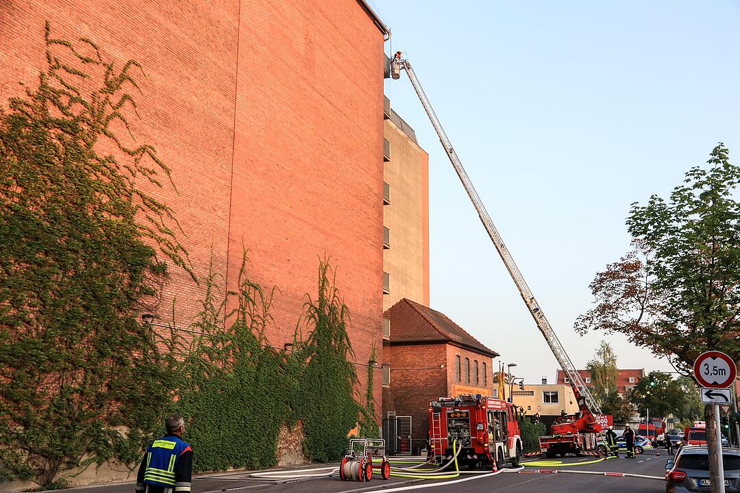 Malzfabrik Weyermann in Bamberg in Flammen: Einsatzkräfte kämpfen stundenlang gegen das Feuer