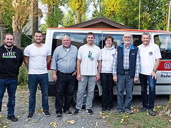 Beim Saisonabschluss (von links): die Bademeister Oliver Fischer und Michael Hanke, B&uuml;rgermeister Christian Mrosek, Technischer Leiter Franz Kolb, Andrea Hanke, J&uuml;rgen Feiner und Vorsitzender Dirk Ro&szlig;mann Foto: privat