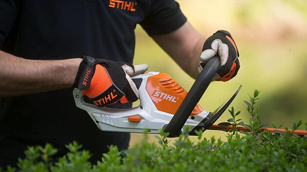 Akkubetriebene Gartengeräte müssen richtig gewartet sein, sollen sie zuverlässig einsetzbar sein. Symbolbild: Marijan Murat/dpa