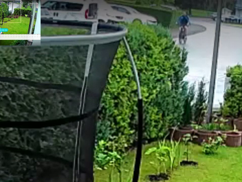 Inzwischen wurden Fahndungsfotos des mutmaßlichen flüchtenden Täters veröffentlicht.