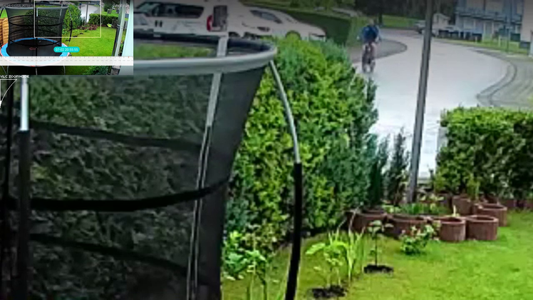 Inzwischen wurden Fahndungsfotos des mutmaßlichen flüchtenden Täters veröffentlicht.