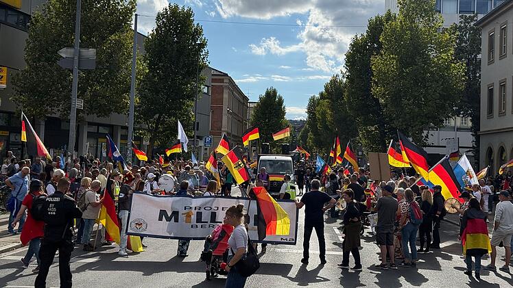 Gro&szlig;demonstrationen in Bamberg: Rechter Aufzug trifft auf Gegenprotest