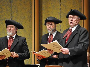 In ihrer schlichten fränkischen Tracht aus dem Kitzinger Gau und guten Singstimmen sind die Kleinlangheimer Pfarrgass-Sänger - Ansgar Leimig, Dieter Zeller, Gerhard Zehnder (v. l.) - ideale Interpreten für alte fränkische Weisen.  Foto: Peter Klopf