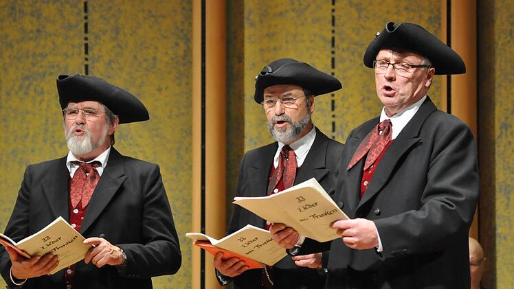In ihrer schlichten fränkischen Tracht aus dem Kitzinger Gau und guten Singstimmen sind die Kleinlangheimer Pfarrgass-Sänger - Ansgar Leimig, Dieter Zeller, Gerhard Zehnder (v. l.) - ideale Interpreten für alte fränkische Weisen.  Foto: Peter Klopf