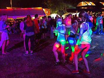 Farbenfrohe Discolichter tanzten bei der Beach-Party am Michelauer Rudufersee über die Fläche. Fotos: Klaus Gagel