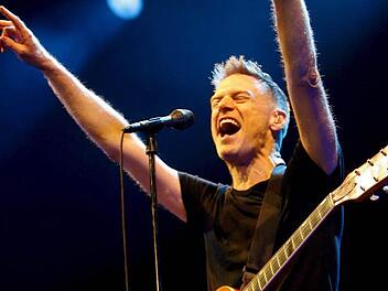 Gestern verkündeten Stadt und Staatsbad, dass Bryan Adams im Juni zu einem Open Air nach Bad Kissingen kommt. Foto: EPA/MAURIZIO GAMBARINI