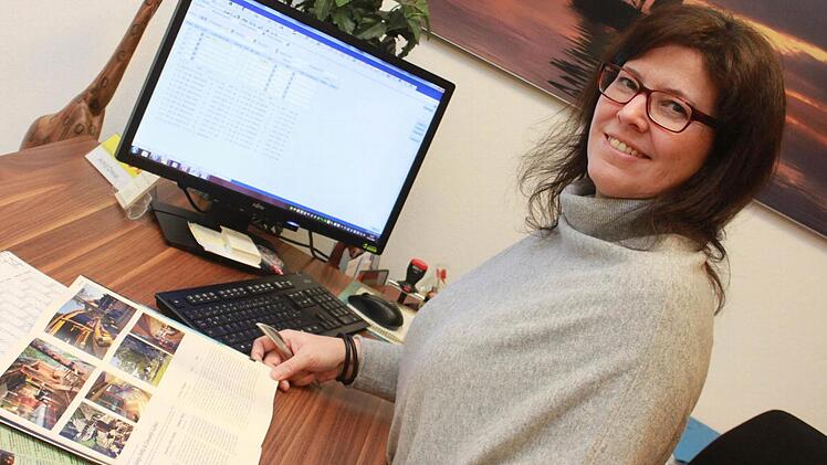 Astrid Dresel freut sich, dass auch junge Menschen das Reisebüro dem Internet vorziehen.  Foto: Sabine Herteux