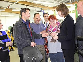 Michaela Mende (Dritte von rechts) und Franz Schmidt (Dritter von links) zeigen der Bundestagsabgeordneten Emmi Zeulner (Zweite von rechts) ein von ihnen bearbeitetes Werkstück. Mit im Bild sind (von links) Helene Geßlein, Werkstattleiter Thomas Neugeboren, Rüdiger Schick von der Geschäftsleitung und Geschäftsführer Hans Vonbrunn.  Foto: Gerda Völk