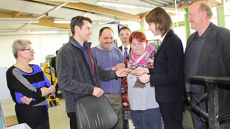 Michaela Mende (Dritte von rechts) und Franz Schmidt (Dritter von links) zeigen der Bundestagsabgeordneten Emmi Zeulner (Zweite von rechts) ein von ihnen bearbeitetes Werkstück. Mit im Bild sind (von links) Helene Geßlein, Werkstattleiter Thomas Neugeboren, Rüdiger Schick von der Geschäftsleitung und Geschäftsführer Hans Vonbrunn.  Foto: Gerda Völk