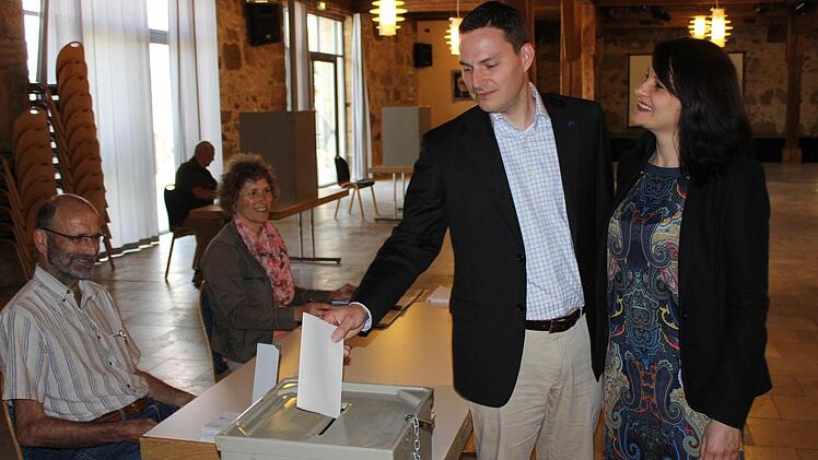 Der Grünen-Kandidat Andrej Ferdinand Novak gibt mit seiner Ehefrau Nina seine Stimme im Wahllokal Zehntspeicher in Neunkirchen am Brand ab. Foto: fra-press