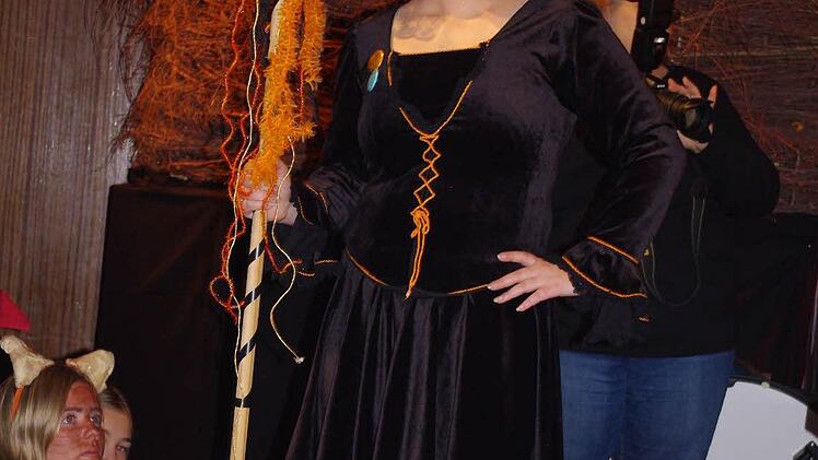 Seit zehn Jahren geleitet sie die Akteure von und zur Bühne: Die Zeremonienmeisterin Gudrun Kratzert. Foto: Heike Schülein