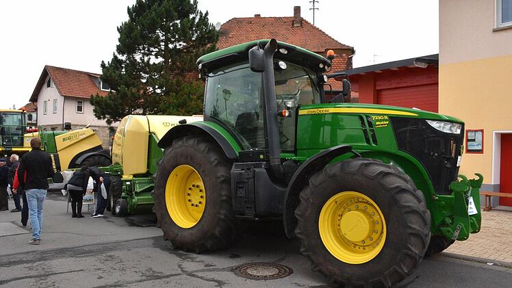 Diese Kolosse von Traktoren sind heute nicht mehr aus der Landwirtschaft wegzudenken. Foto: Schmidt