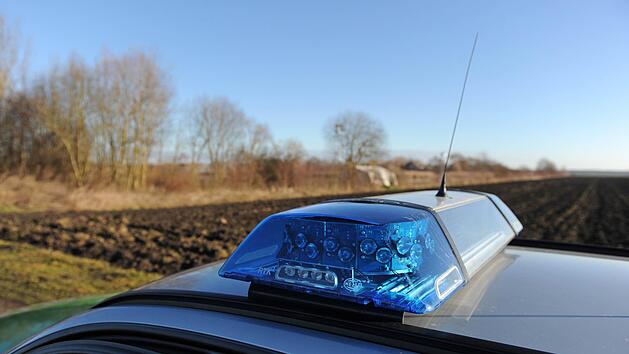 Im Berufsverkehr am Donnerstagmorgen verursachte ein Fahrer mit einem verbotenen Wendeman&ouml;ver einen Unfall mit vier Fahrzeugen. Symbolbild: Andreas Gebert/dpa