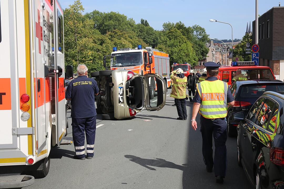 Hof: Autofahrerin kracht in geparktes Fahrzeug und wird schwer verletzt