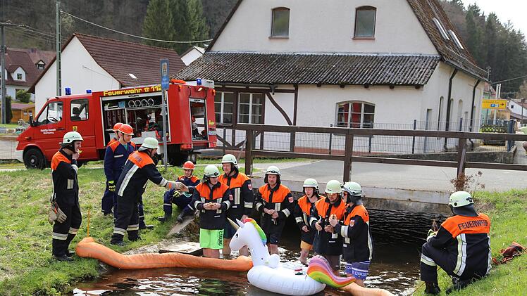 Eine Herausforderung der nicht ernsten Art für die Feuerwehr Wolfsberg, am Ortseingang von Obertrubach kommend      Foto: Franz Galster