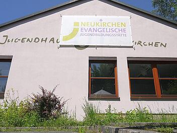 Jugendhaus und Bildungsstätte: In Neukirchen steht einer der zwei Kandidaten für die künftige Jugendbildungsstätte der evangelischen Landeskirche in Bayern.  Foto: Berthold Köhler