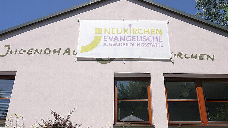 Jugendhaus und Bildungsstätte: In Neukirchen steht einer der zwei Kandidaten für die künftige Jugendbildungsstätte der evangelischen Landeskirche in Bayern.  Foto: Berthold Köhler