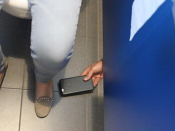 Ein 23-Jähriger hat in einem Baumarkt in Bad Neustadt an der Saale versucht, eine Frau auf einer Toilette mit seinem Smartphone zu fotografieren.  Symbolfoto: Jürgen Gärtner