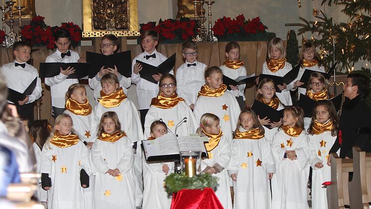 Die "Wallburgspatzen" unter der Leitung von Sonja Wissmüller (rechts)