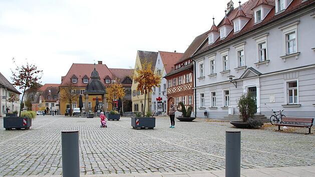 Die Absperrpfosten  am H&ouml;chstadter Marktplatz sorgen seit Jahren f&uuml;r Diskussionen.  Foto: Andreas Dorsch