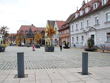 Die Absperrpfosten  am Höchstadter Marktplatz sorgen seit Jahren für Diskussionen.  Foto: Andreas Dorsch