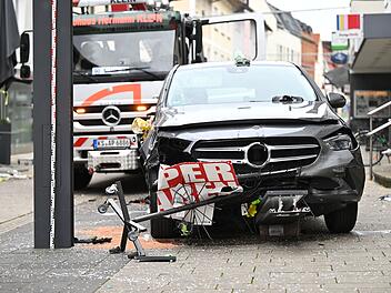 Hofgeismar: Auto rast durch Fu&szlig;g&auml;ngerzone - Fahrer mit medizinischen Problemen
