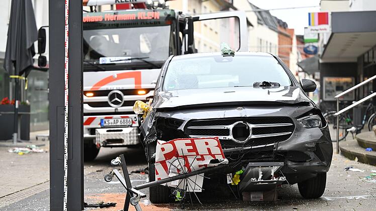 Hofgeismar: Auto rast durch Fu&szlig;g&auml;ngerzone - Fahrer mit medizinischen Problemen