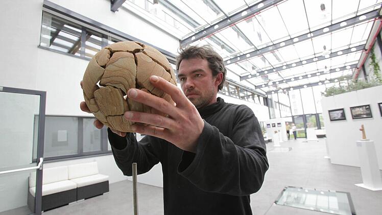 Andreas Klesse mit der "Mosaik-Kugel" Foto: Barbara Herbst