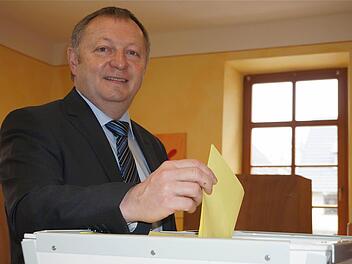 Über die Kommunalwahl (im Bild Landrat Bold bei der Wahl in Völkersleier) berichtete Bürgermeister Karle in der ersten Bürgerversammlung und er gab zusätzlich einige Zahlen preis. Besonders freute er sich über den Schuldenabbau. Foto: Archiv /Schaar