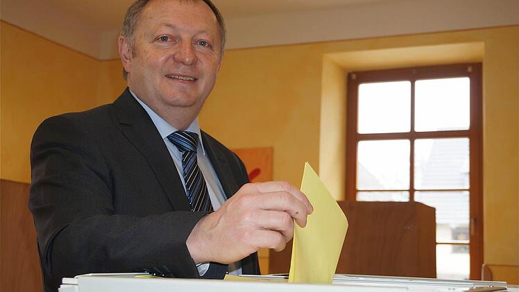 Über die Kommunalwahl (im Bild Landrat Bold bei der Wahl in Völkersleier) berichtete Bürgermeister Karle in der ersten Bürgerversammlung und er gab zusätzlich einige Zahlen preis. Besonders freute er sich über den Schuldenabbau. Foto: Archiv /Schaar