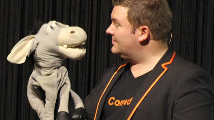 "Stimmung!", wieherte der Esel und rockte den Saal der Dr.-Stammberger-Halle mit Kalauern am laufenden Band. Foto: Sonja Adam