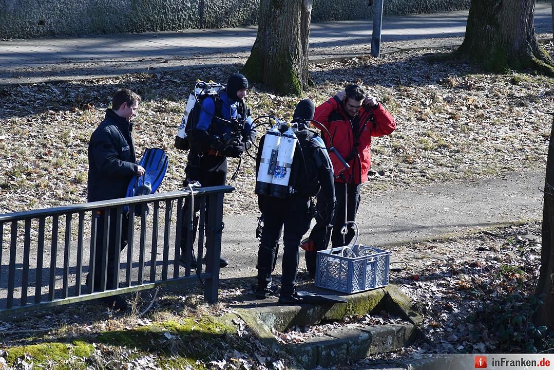 Nach Raubüberfall: Polizei und Taucher am alten Kanal in Bamberg