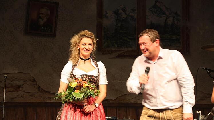 Der Moderator befragt Luisa, wie es kam, dass sie Werkzeugmechanikerin lernte.Achim Schnapp