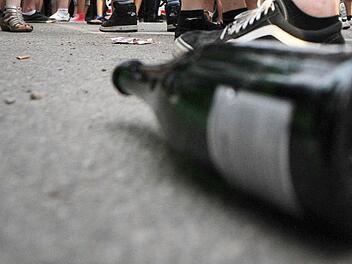 Ein 42-J&auml;hriger ist in einem Verbrauchermarkt in Ansbach vor dem Weinregal eingeschlafen. Sp&auml;ter spuckte er einem Polizisten ins Gesicht. Symbolfoto: Franziska Kaufmann/dpa