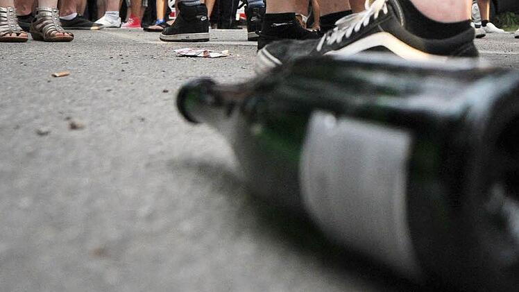 Ein 42-J&auml;hriger ist in einem Verbrauchermarkt in Ansbach vor dem Weinregal eingeschlafen. Sp&auml;ter spuckte er einem Polizisten ins Gesicht. Symbolfoto: Franziska Kaufmann/dpa