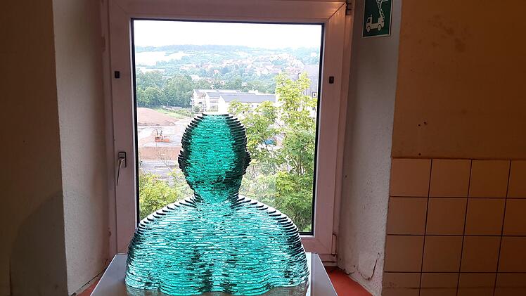 Die Flachglas-Büste scheint hinaus auf die Großbaustelle des BBZ zu blicken. "Du" ist der Titel des Objekts von Tanja Sobisch.   Hartmut Hessel