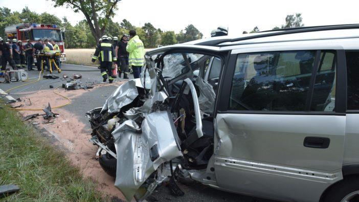 Tödlicher Unfall zum Wochenstart in Nürnberg: Ein Senior kracht in den Gegenverkehr. Er stirbt bei der Frontalkollision. Die Polizei hat die Straße abgesperrt.  Foto: NEWS5/Schlele