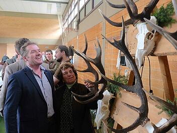 Edgar Thomas und Irmgard Heinrich bewunderten die kapitalen Geweihe. Foto: Gerd Schaar