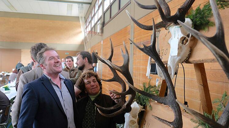 Edgar Thomas und Irmgard Heinrich bewunderten die kapitalen Geweihe. Foto: Gerd Schaar