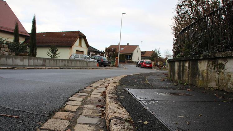 Straßen und Gehwege im "Oberdorf" sind erneuerungsbedürftig. Wie, darüber wird unter Bürgern und Gemeinderäten noch heftig diskutiert.   Foto: Andreas Dorsch