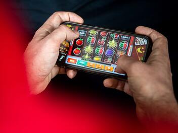 Fränkische Polizei warnt: Online-Glücksspiele oft illegal - Zocker kassieren Anzeige