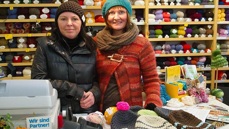 Sabine Höll (links) mit gehäkelter Boshi und Sabine Keller mit gestrickter Eigenkreation.