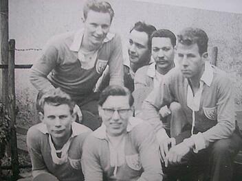 Die 1. Mannschaft der Jahre 1956 - 1960: Vorne links: Werner Barthel, Franz Beck; hinten von links: Bernd Schmidt, Günther Schüssler, Sgt. Lawrence Williams), Wolfgang von der Golz