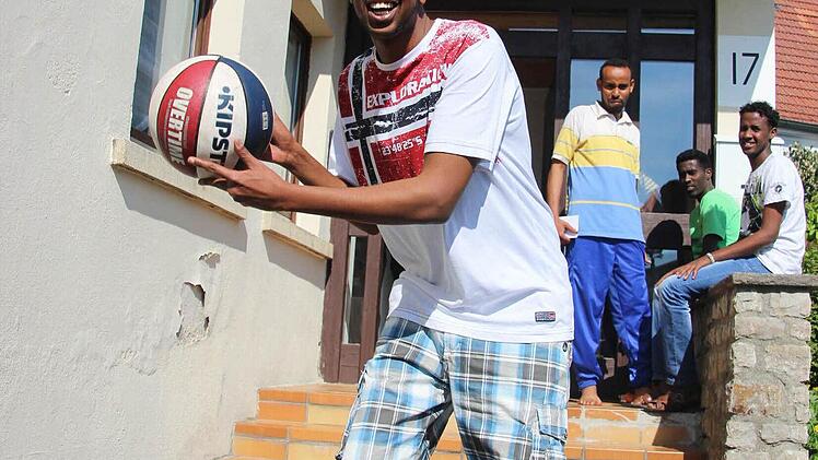 Sport statt Sorgen: Basketball ist eine willkommene Abwechslung für den 22-jährigen Mohames aus Somalia, der _- wie 7 Landsleute - in der Asylbewerber-Unterkunft Wiesentheid lebt. Foto: Diana Fuchs