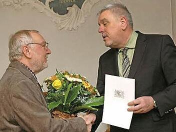 Robert Büchner (links) bekam von OB Norbert Tessmer das "Ehrenzeichen des Bayerischen Ministerpräsidenten für Verdienste von im Ehrenamt tätigen Frauen und Männern" überreicht. Foto: Edwin Meißinger