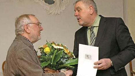Robert Büchner (links) bekam von OB Norbert Tessmer das "Ehrenzeichen des Bayerischen Ministerpräsidenten für Verdienste von im Ehrenamt tätigen Frauen und Männern" überreicht. Foto: Edwin Meißinger