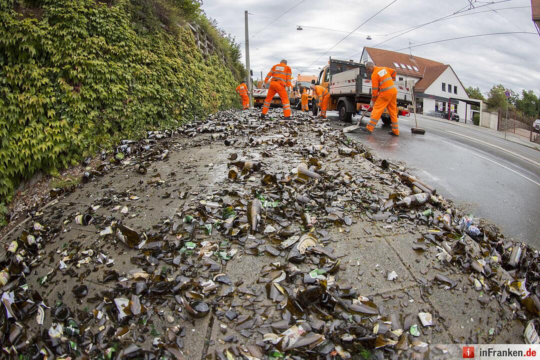 Nürnberg: Getränkelaster verliert in Kurve mehrere Bierkisten