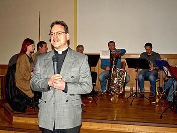 Richard Reis bei seiner Laudatio für die ehrenamtlichen Helfer und Helferinnen beim Neujahrsempfang 2016. Im Hintergrund ein Teil der Bläsergruppe des Musikvereins Steinwiesen, die die Feier musikalisch umrahmten. Foto: Susanne Deuerling