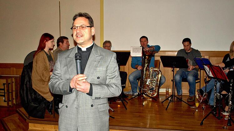 Richard Reis bei seiner Laudatio für die ehrenamtlichen Helfer und Helferinnen beim Neujahrsempfang 2016. Im Hintergrund ein Teil der Bläsergruppe des Musikvereins Steinwiesen, die die Feier musikalisch umrahmten. Foto: Susanne Deuerling