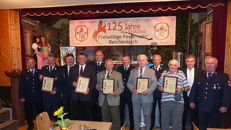 Neun Männern dankte die Feuerwehr Reichenbach für 60 und 50 Jahre Treue. Unser Bild zeigt sie mit den Führungskräften und den Ehrengästen. Foto: Klaus-Peter Wulf